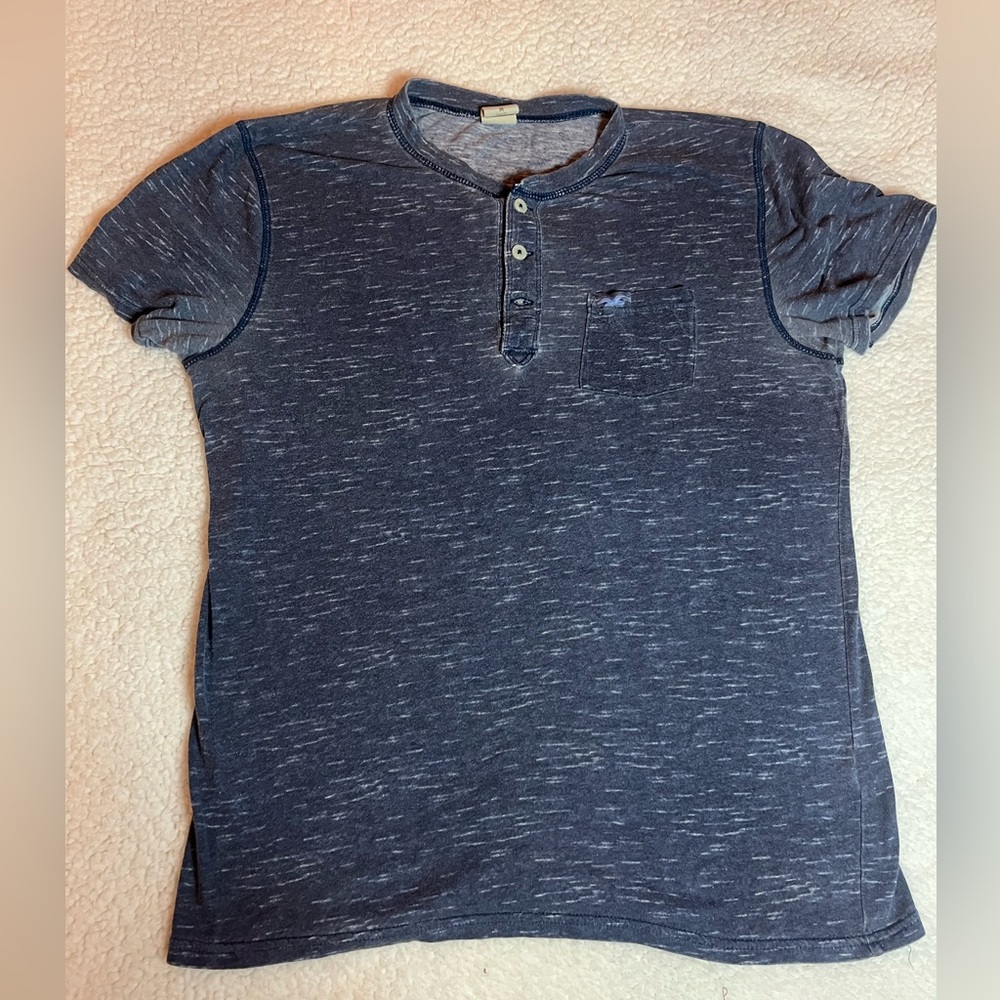 Hollister Vintage Men's Three-Button T-Shirt - Size Medium
